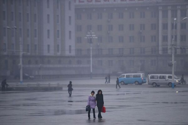 Пешеходы на площади имени Ким Ир Сена в Пхеньяне, КНДР  - Sputnik Азербайджан