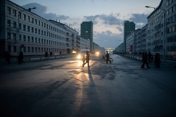 Люди переходят дорогу вечером в Синыйджу, Северная Корея - Sputnik Азербайджан