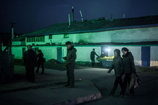 Жители города Синыйджу, Северная Корея - Sputnik Азербайджан