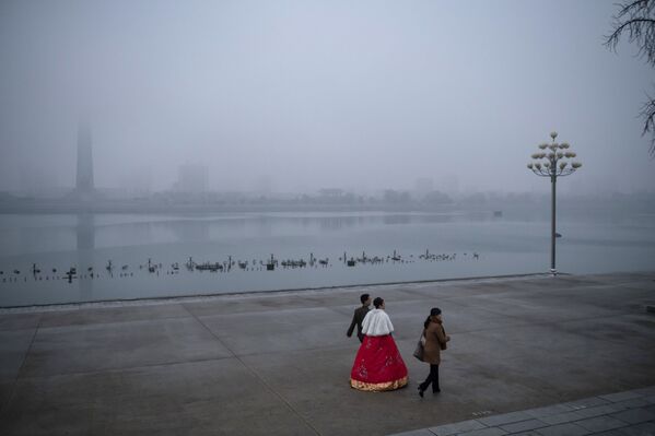 Молодожены на набережной Пхеньяна в туманный день - Sputnik Азербайджан