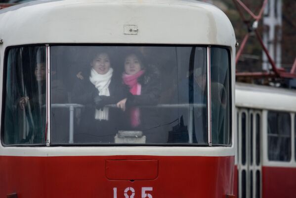 Девушки в трамвае, Пхеньян - Sputnik Азербайджан