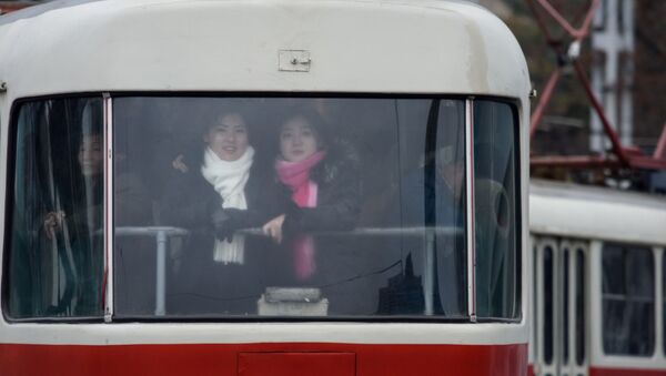 Девушки в трамвае, Пхеньян - Sputnik Азербайджан