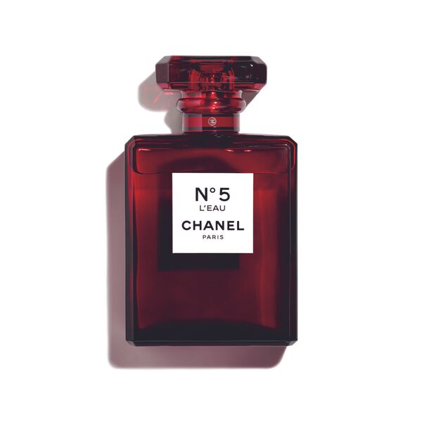 Красное на черном: Chanel N°5 в праздничной «одежке» Красное на черном: Chanel N°5 в праздничной «одежке» - Sputnik Азербайджан