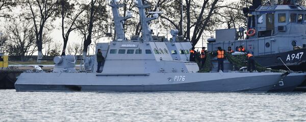 Задержанные украинские корабли доставлены в порт Керчи Задержанные украинские корабли доставлены в порт Керчи - Sputnik Азербайджан