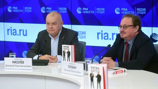 Генеральный директор МИА Россия сегодня Дмитрий Киселев (слева) и политолог Николай Злобин - Sputnik Азербайджан