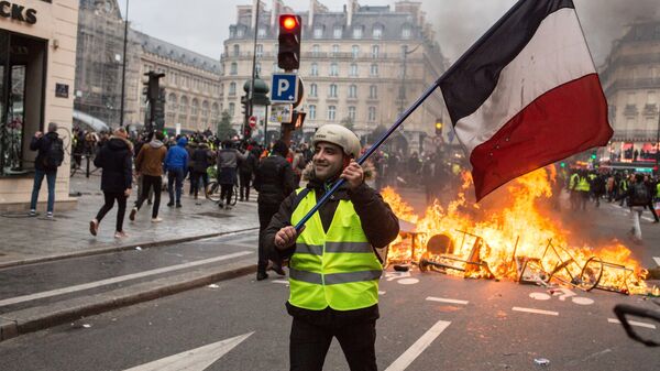 Акция протеста автомобилистов в Париже - Sputnik Азербайджан