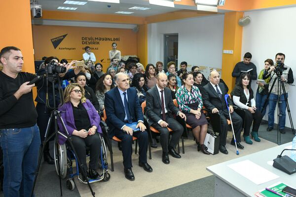 Пресс-конференция на тему Решение проблем женщин-инвалидов в Азербайджане - Sputnik Азербайджан
