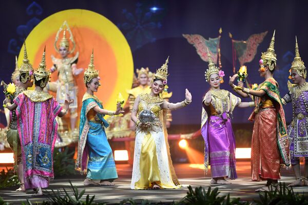 Выступление танцоров во время показа национальных костюмов в рамках конкурса Мисс Вселенная 2018 в Таиланде  - Sputnik Азербайджан