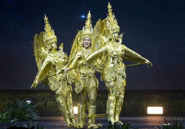 Представительница Лаоса во время показа национальных костюмов в рамках конкурса Мисс Вселенная 2018 в Таиланде  - Sputnik Азербайджан