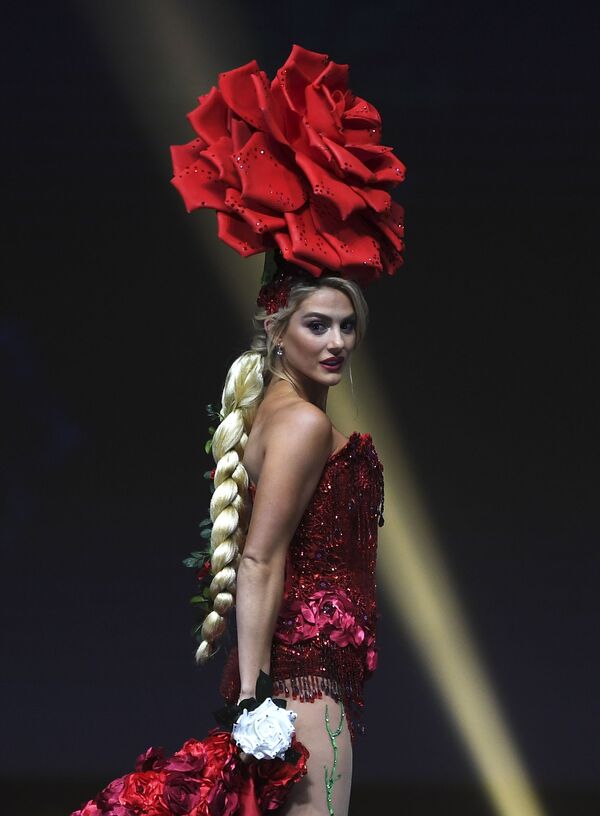 Представительница США во время показа национальных костюмов в рамках конкурса Мисс Вселенная 2018 в Таиланде  - Sputnik Азербайджан