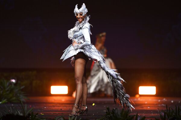 Представительница Южной Африки во время показа национальных костюмов в рамках конкурса Мисс Вселенная 2018 в Таиланде - Sputnik Азербайджан