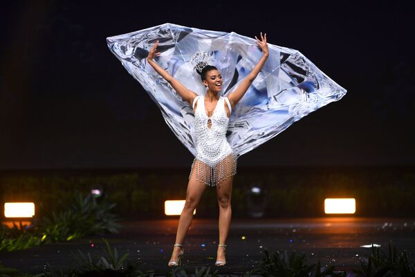 Представительница Намибии во время показа национальных костюмов в рамках конкурса Мисс Вселенная 2018 в Таиланде - Sputnik Азербайджан