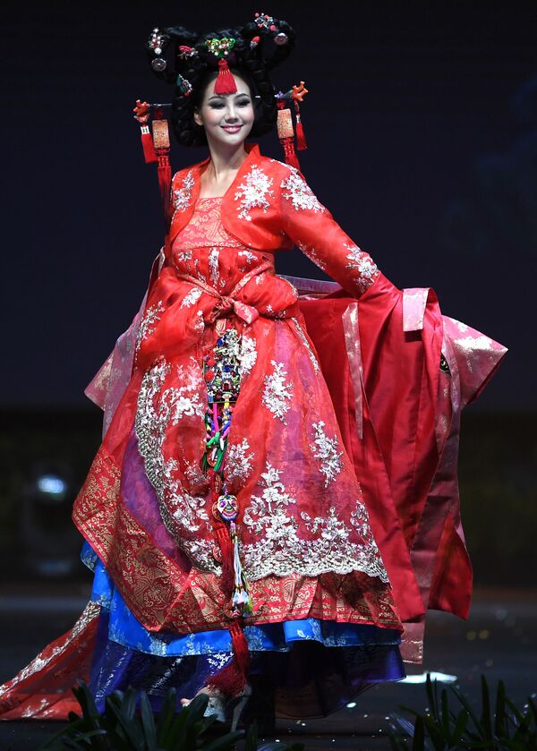 Представительница Южной Кореи во время показа национальных костюмов в рамках конкурса Мисс Вселенная 2018 в Таиланде - Sputnik Азербайджан