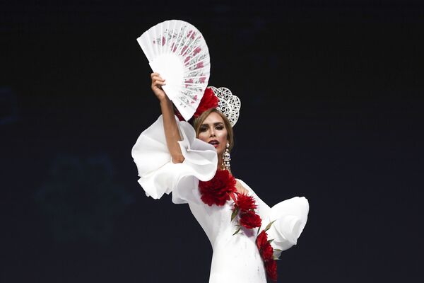 Представительница Испании во время показа национальных костюмов в рамках конкурса Мисс Вселенная 2018 в Таиланде - Sputnik Азербайджан