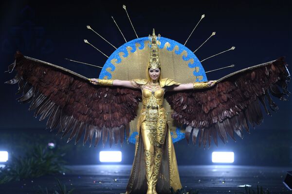 Представительница Казахстана во время показа национальных костюмов в рамках конкурса Мисс Вселенная 2018 в Таиланде - Sputnik Азербайджан