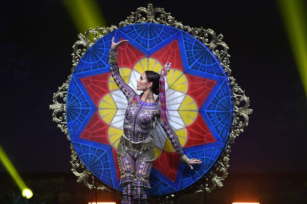 Представительница Филиппин во время показа национальных костюмов в рамках конкурса Мисс Вселенная 2018 в Таиланде - Sputnik Азербайджан