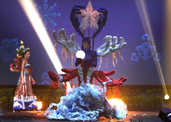 Представительница Пуэрто-Рико во время показа национальных костюмов в рамках конкурса Мисс Вселенная 2018 в Таиланде - Sputnik Азербайджан