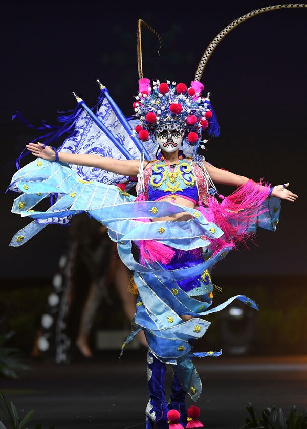 Представительница Китая во время показа национальных костюмов в рамках конкурса Мисс Вселенная 2018 в Таиланде - Sputnik Азербайджан