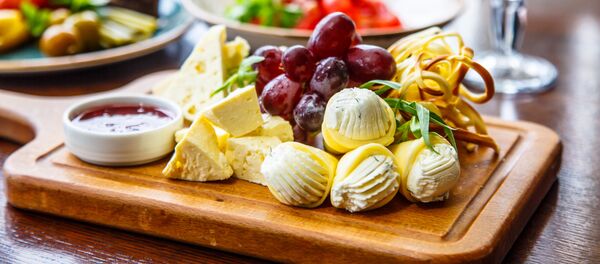 Азербайджанская кухня. Доска с ассорти из сыра и винограда Азербайджанская кухня. Доска с ассорти из сыра и винограда - Sputnik Азербайджан