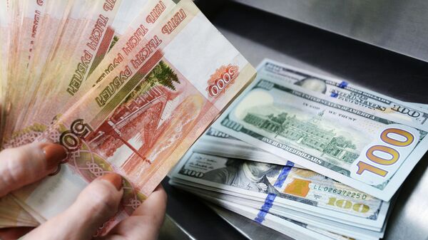 Доллары США и рубли в кассе по обмену валют - Sputnik Азербайджан