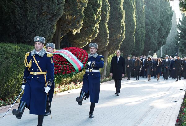 İlham Əliyev ulu öndərin məzarını ziyarət edib İlham Əliyev ulu öndərin məzarını ziyarət edib - Sputnik Azərbaycan