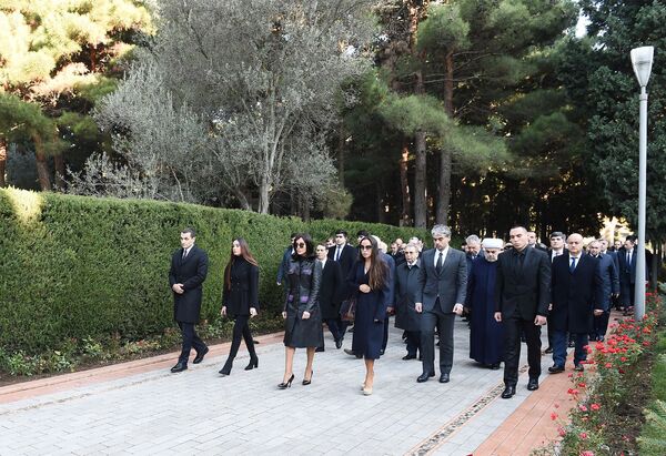 İlham Əliyev ulu öndərin məzarını ziyarət edib İlham Əliyev ulu öndərin məzarını ziyarət edib - Sputnik Azərbaycan