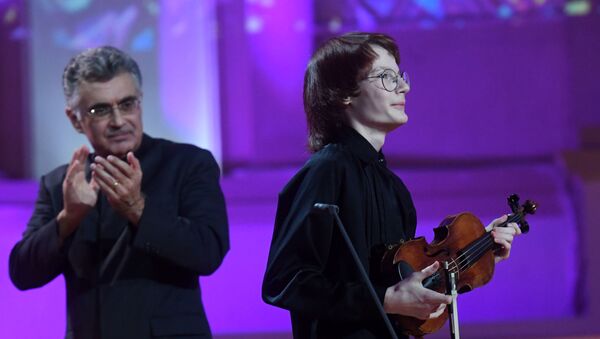Данила Бессонов (скрипка) выступает на закрытии Международного телевизионного конкурса юных музыкантов Щелкунчик - Sputnik Азербайджан