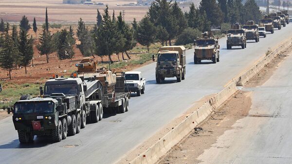 Колонна турецкой военной техники между Дамаском и Алеппо в провинции Идлиб, Сирия - Sputnik Азербайджан