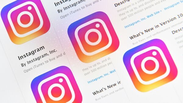 Иконки социальной сети Instagram на экране смартфона - Sputnik Азербайджан