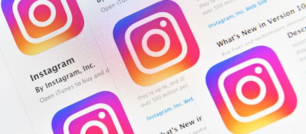 Иконки социальной сети Instagram на экране смартфона Иконки социальной сети Instagram на экране смартфона - Sputnik Азербайджан