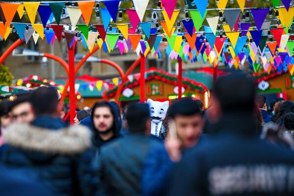 Новогодняя благотворительная ярмарка Холодные руки, горячее сердце в Баку - Sputnik Азербайджан