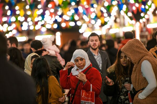 Новогодняя благотворительная ярмарка Холодные руки, горячее сердце в Баку - Sputnik Азербайджан