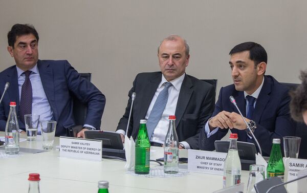 Круглый стол Сотрудничество государственного и частного сектора в подготовке законопроекта о возобновляемых источниках энергии - Sputnik Азербайджан