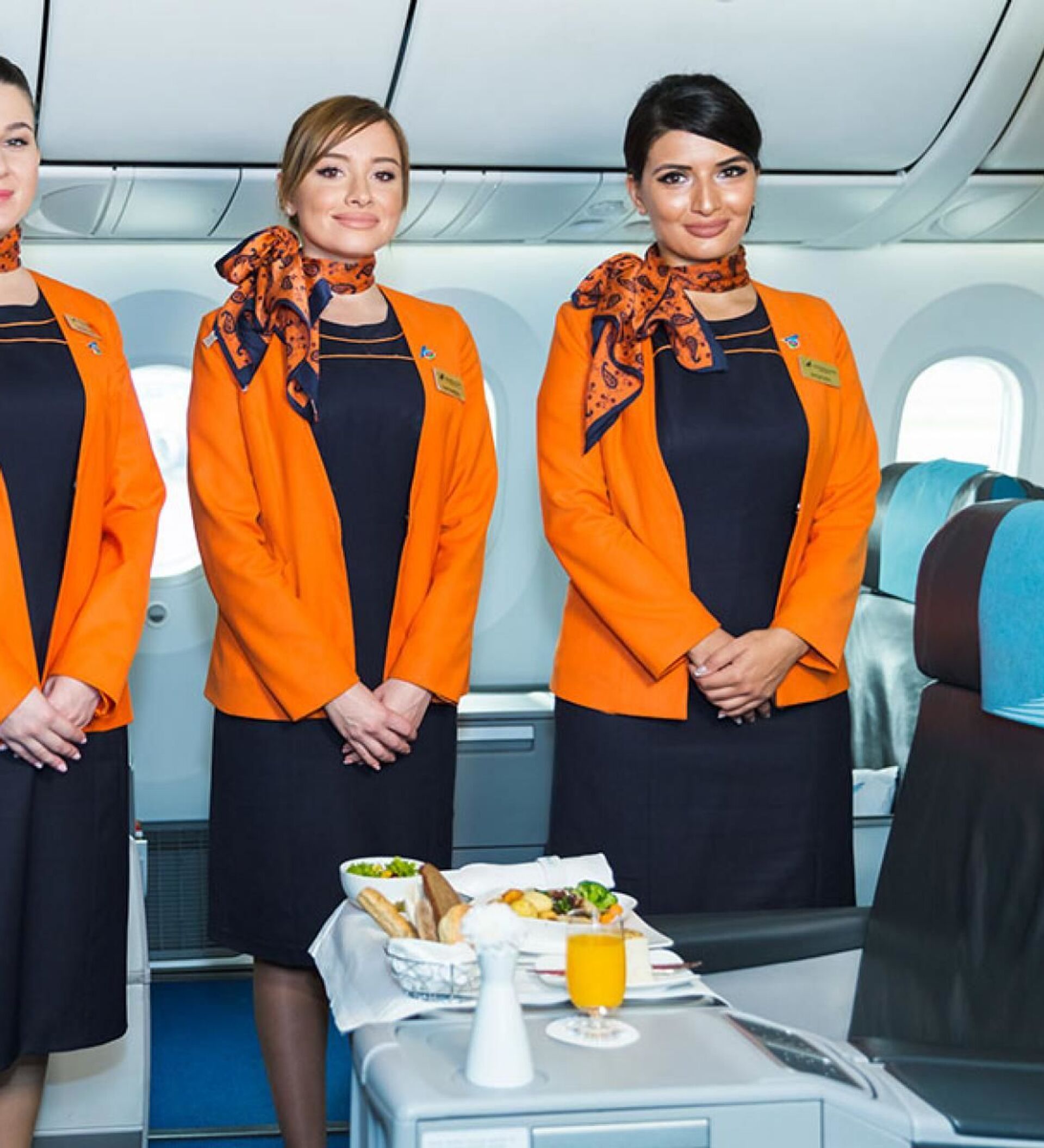 Сайт азал авиакомпания. AZAL Azerbaijan Airlines стюардессы. «Азербайджанские авиалинии» (AZAL) стюардессы. Стюардессы авиакомпании АЗАЛ. Стюардессы AZAL.