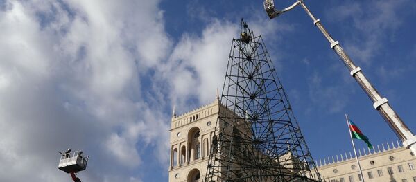 Как устанавливают самую высокую новогоднюю елку Баку Как устанавливают самую высокую новогоднюю елку Баку - Sputnik Азербайджан