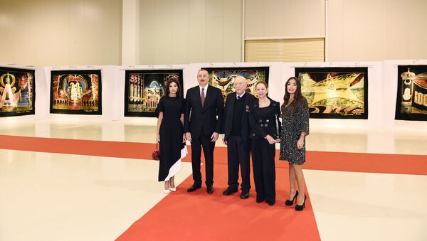 Президент Ильхам Алиев, первая леди Мехрибан Алиева и их дочь Лейла Алиева ознакомились с выставкой, посвященной творчеству Таира Салахова - Sputnik Азербайджан