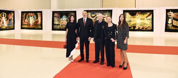 Президент Ильхам Алиев, первая леди Мехрибан Алиева и их дочь Лейла Алиева ознакомились с выставкой, посвященной творчеству Таира Салахова - Sputnik Азербайджан