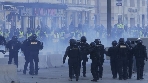 В Париже полиция применила слезоточивый газ  - Sputnik Azərbaycan