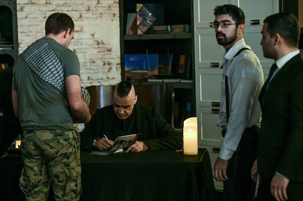 Автограф-сессия Тилля Линдеманна в Баку - Sputnik Азербайджан