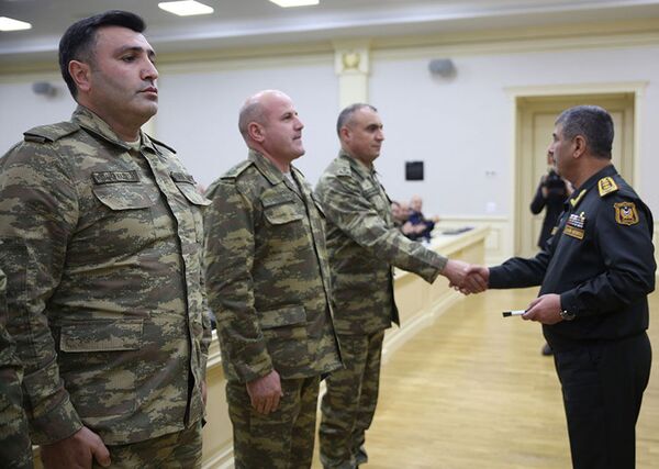 Закир Гасанов поставил задачи перед азербайджанскими военнослужащими на 2019 год Закир Гасанов поставил задачи перед азербайджанскими военнослужащими на 2019 год - Sputnik Азербайджан