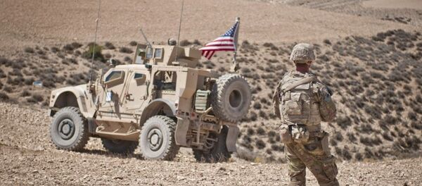 Военнослужащий США обеспечивает безопасность в Сирии Военнослужащий США обеспечивает безопасность в Сирии - Sputnik Азербайджан