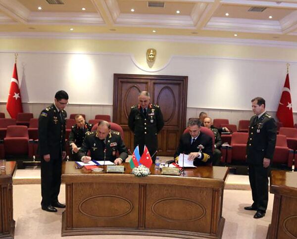 Военные Азербайджана и Турции подписали новый документ о сотрудничестве Военные Азербайджана и Турции подписали новый документ о сотрудничестве - Sputnik Азербайджан