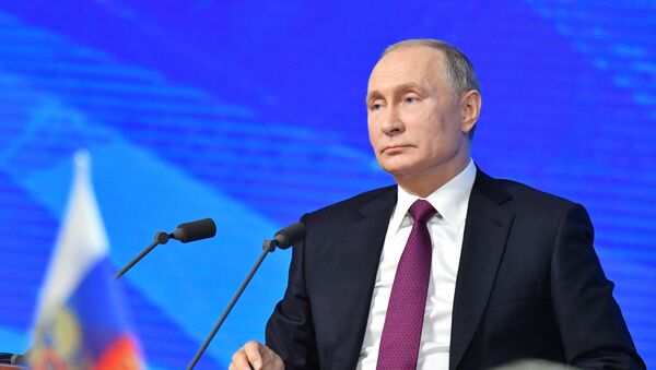 Президент РФ Владимир Путин во время ежегодной большой пресс-конференции в Центре международной торговли на Красной Пресне - Sputnik Азербайджан