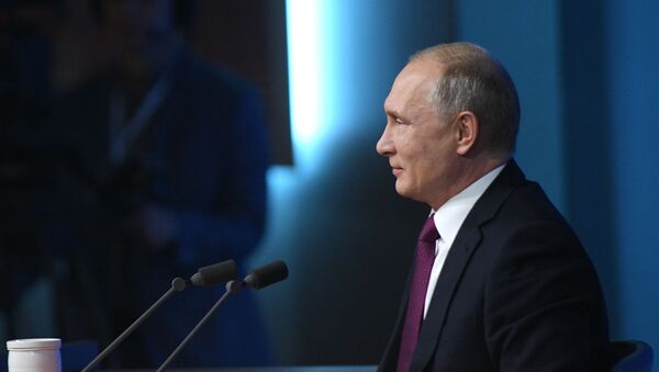 Президент РФ Владимир Путин во время ежегодной большой пресс-конференции в Центре международной торговли на Красной Пресне - Sputnik Azərbaycan