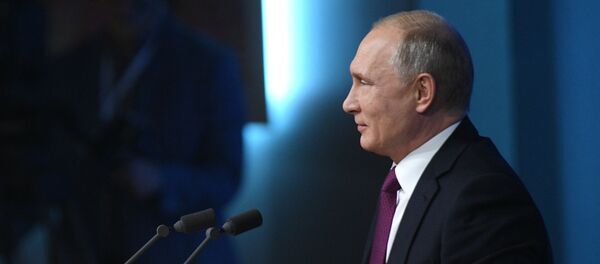 Президент РФ Владимир Путин во время ежегодной большой пресс-конференции в Центре международной торговли на Красной Пресне Президент РФ Владимир Путин во время ежегодной большой пресс-конференции в Центре международной торговли на Красной Пресне - Sputnik Азербайджан