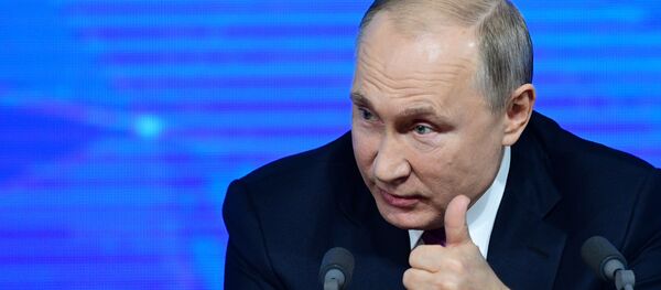 Президент РФ Владимир Путин на четырнадцатой большой ежегодной пресс-конференции в Центре международной торговли на Красной Пресне Президент РФ Владимир Путин на четырнадцатой большой ежегодной пресс-конференции в Центре международной торговли на Красной Пресне - Sputnik Азербайджан
