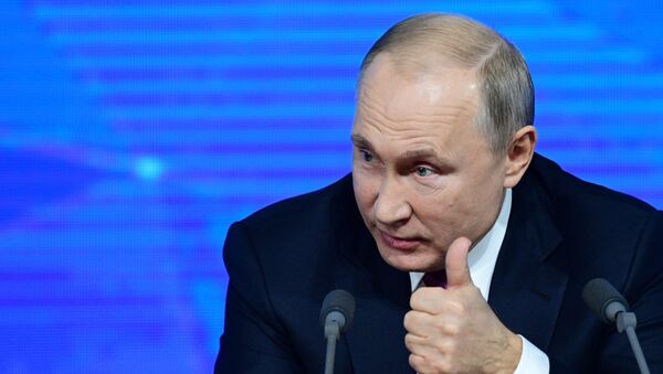 Президент РФ Владимир Путин на четырнадцатой большой ежегодной пресс-конференции в Центре международной торговли на Красной Пресне - Sputnik Азербайджан