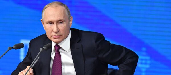 Президент РФ Владимир Путин во время ежегодной большой пресс-конференции в Центре международной торговли на Красной Пресне - Sputnik Азербайджан