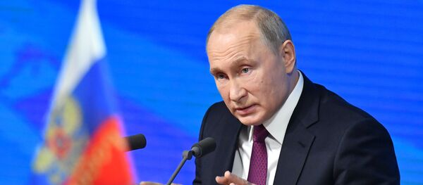 Президент РФ Владимир Путин во время ежегодной большой пресс-конференции в Центре международной торговли на Красной Пресне - Sputnik Азербайджан