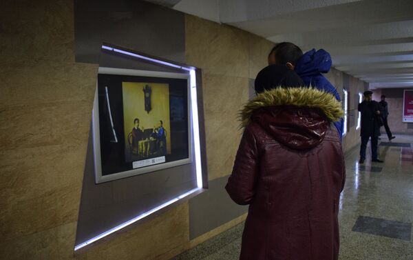Выставка фоторепродукций шедевров известных азербайджанских художников в подземном переходе станции метро Нариман Нариманова - Sputnik Азербайджан